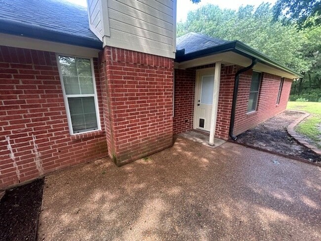 Building Photo - Updated Country Living