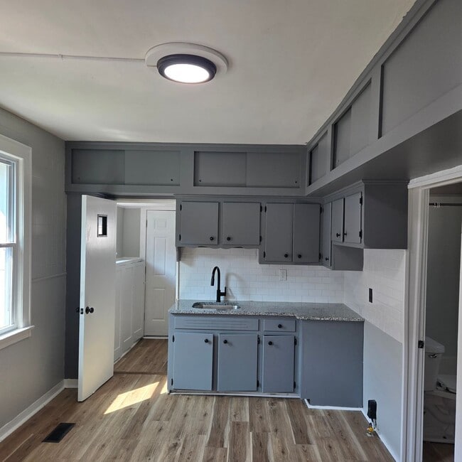 Building Photo - 3 Bed Single Family with Huge Kitchen and ...