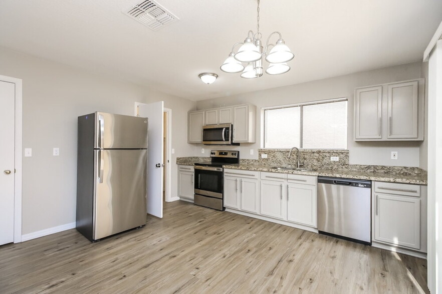 Building Photo - 650 E Woodsman Pl