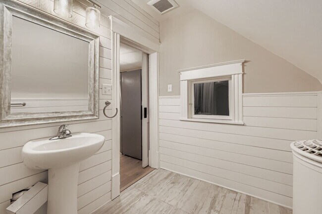 Building Photo - "Charming 2-Bed Duplex Retreat in NE Minneapolis - 1084 Sq Ft of Cozy Comfort!"