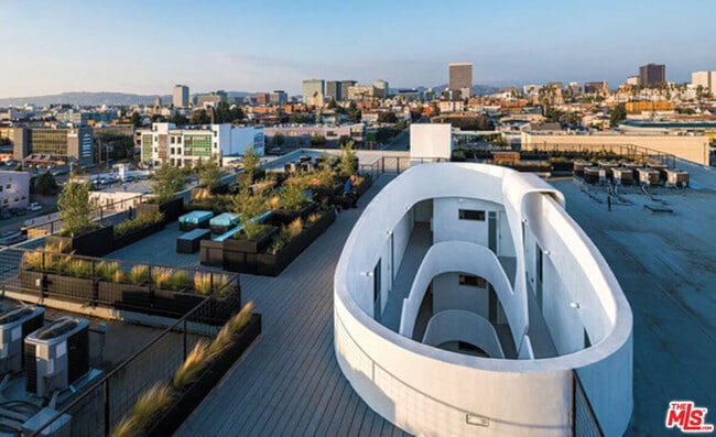 Building Photo - 1038 S Mariposa Ave