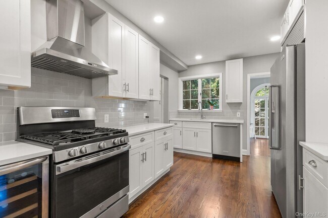 Building Photo - 16 Lyons Pl