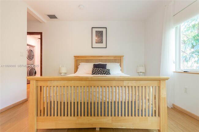 Building Photo - 523 NE 68th St