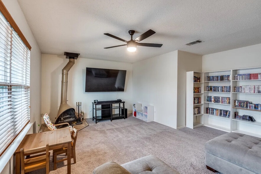 Building Photo - Room in House on Bandera St