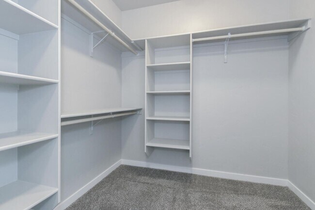 Building Photo - Newer Construction with High End Finishes _ Large 3 Car Garage!!