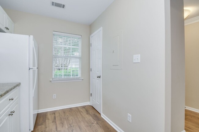 Building Photo - 2 Bedroom 2.5 Bath Townhouse