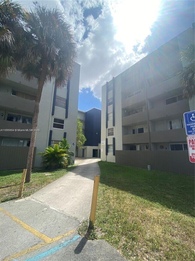 Building Photo - 10090 NW 80th Ct
