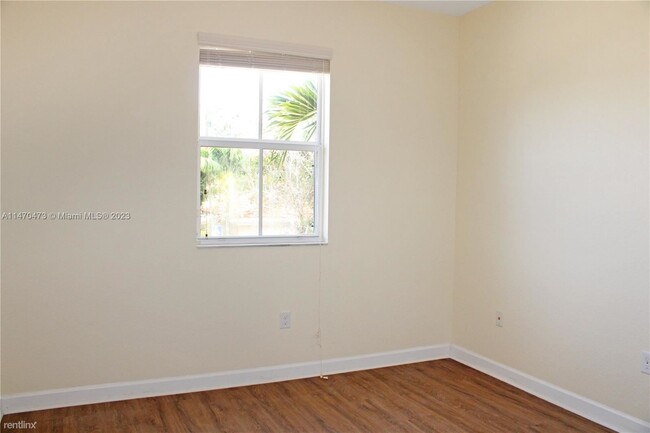 Building Photo - 3 br, 2.5 bath Townhome - 12442 Emerald Cr...