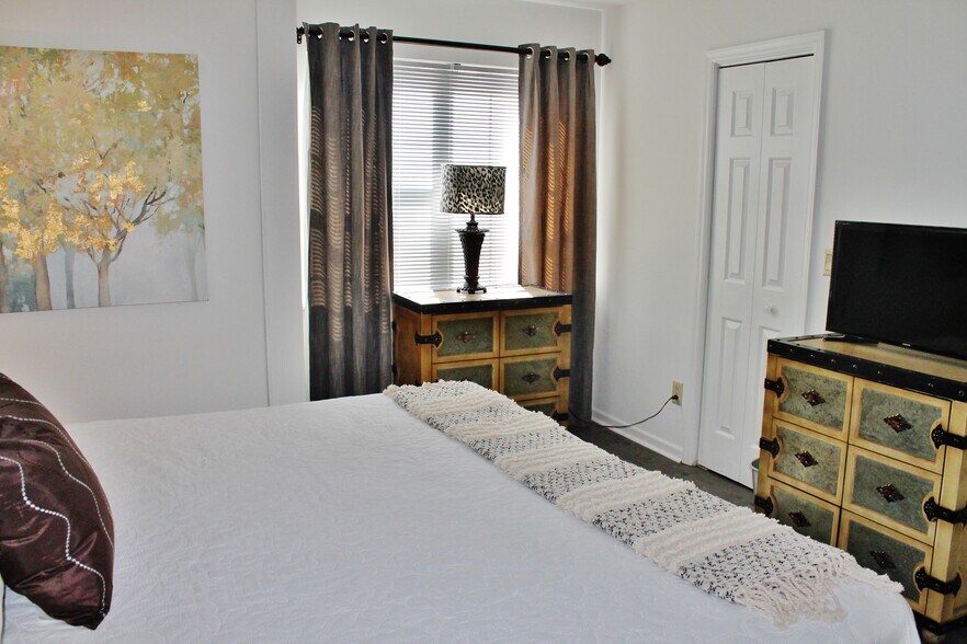 Building Photo - 7805 Renaissance Ct