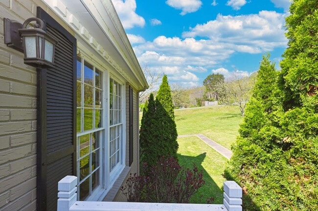 Building Photo - **FURNISHED ONE-SIDE-OF-A-DUPLEX HOME WITH BASEMENT STORAGE MINUTES FROM NASHVILLE WEST AND DOWNT...