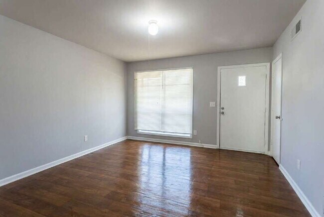 Building Photo - 1917 Watkins Dr