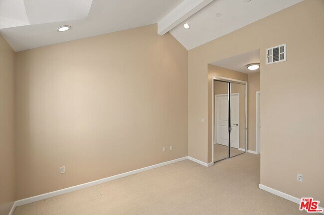 Building Photo - 1625 Granville Ave