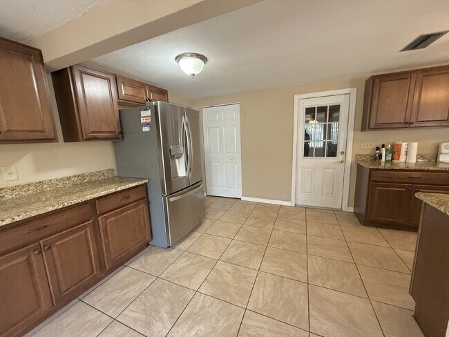 Building Photo - 2-Bedroom Retreat with 1.5 Baths in Holiday, FL!