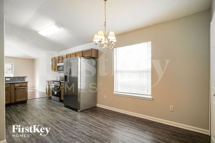 Building Photo - 489 MacKenzie Cir