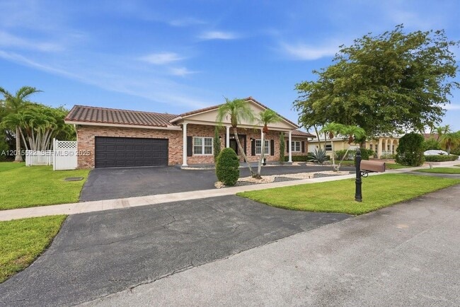 Building Photo - 16530 Lake Tree Dr