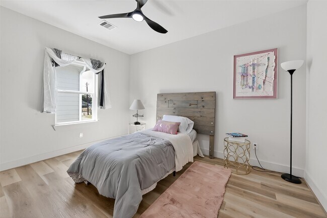 Building Photo - 975 Highland Lgt Ln