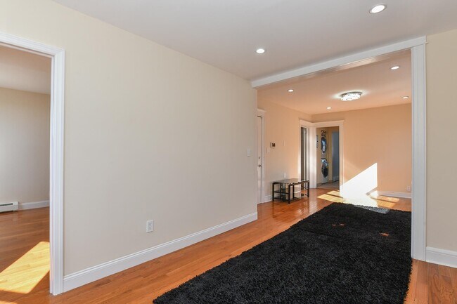 Building Photo - 1402 8TH St