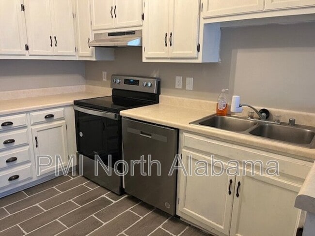 Building Photo - 2080 Woodlawn Dr SW