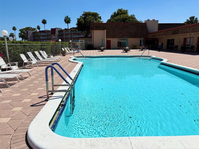 Building Photo - 1055 Country Club Dr