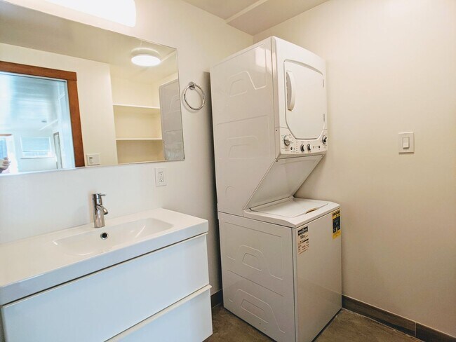 Building Photo - Charming remodeled lower unit with amazing yard and laundry