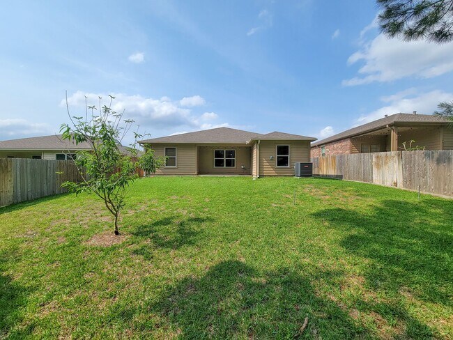 Building Photo - BEAUTIFUL LARGE 1 STORY 3 BEDROOM 2 BATH H...