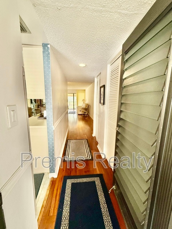 Building Photo - 2900 Cove Cay Dr