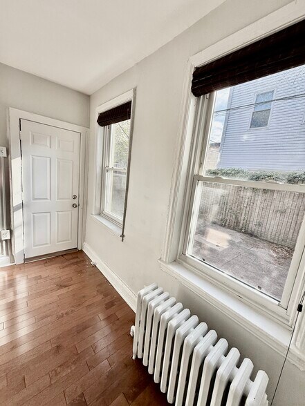 Building Photo - 302 Dickinson St