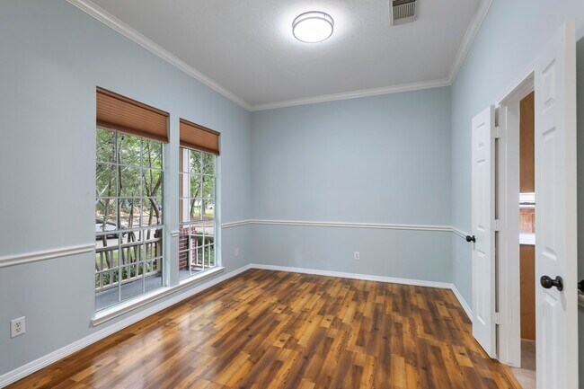 Building Photo - 6 E Cottage Green St