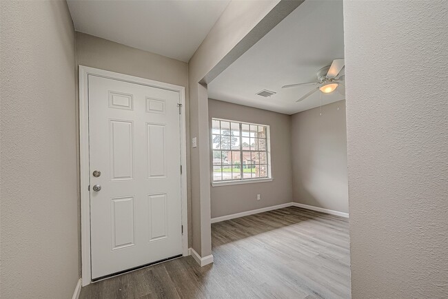 Building Photo - 8619 Valley Meadow Dr