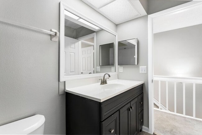 Building Photo - 2bedroom 1.5 Bath Town home **