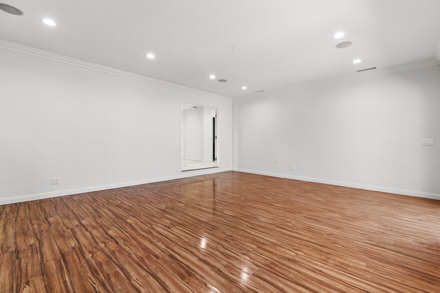 Building Photo - 15419 Valerio St
