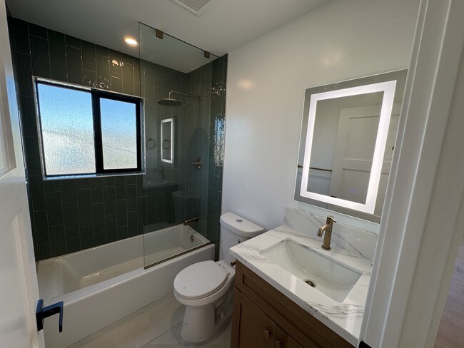 Upstairs Bathroom - 1926 Kent St