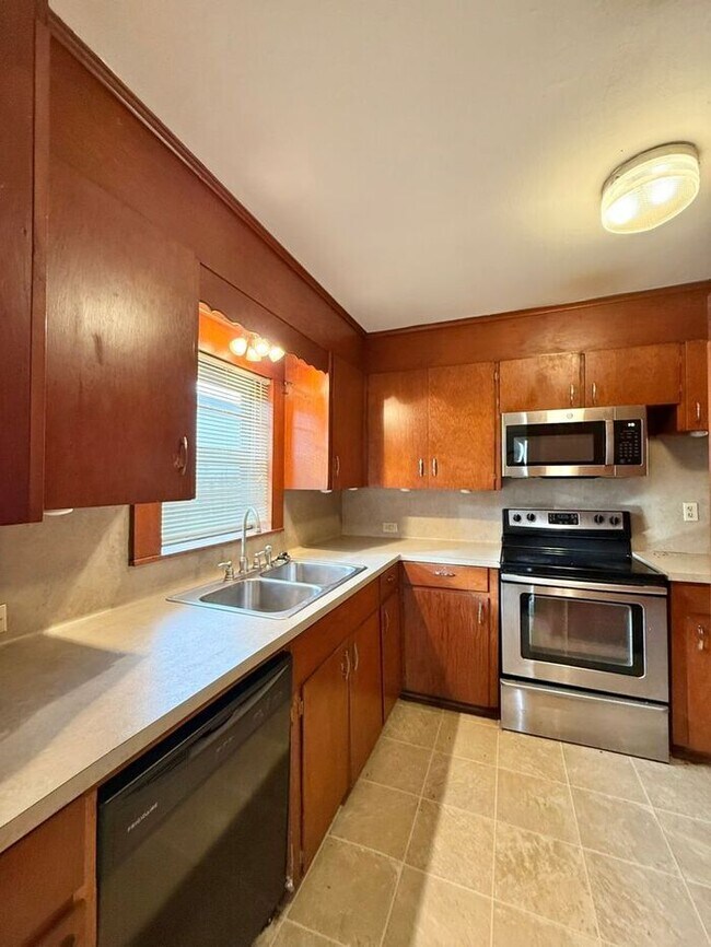 Building Photo - Tour Today! 2 Bedroom, 1 Bath Home