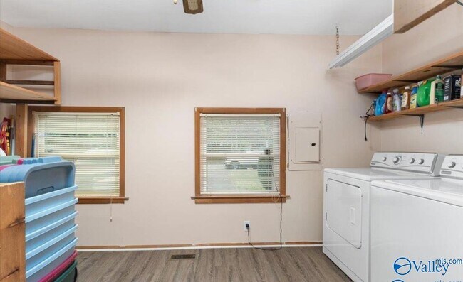 Building Photo - 3809 Saturn Dr SW