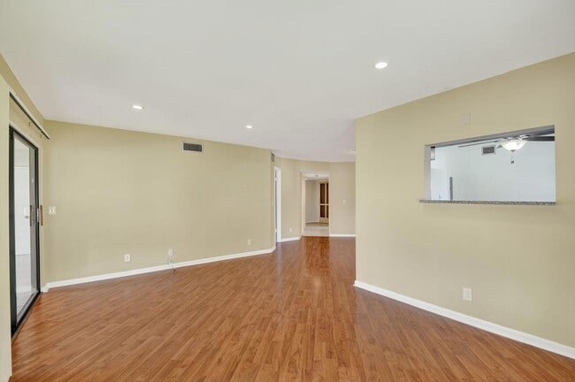 Building Photo - 5040 Rose Hill Dr