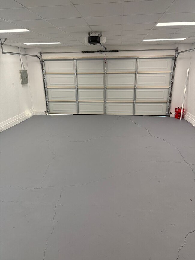 Building Photo - Beautiful remodeled 3 bedroom, 2 bathroom home in Central Petaluma