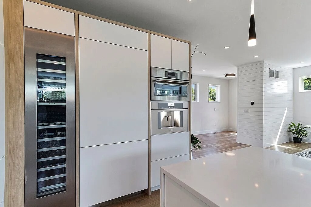 In unit gourmet Thermador coffee maker, microwave and touch refrigerator - 963 Tennyson St