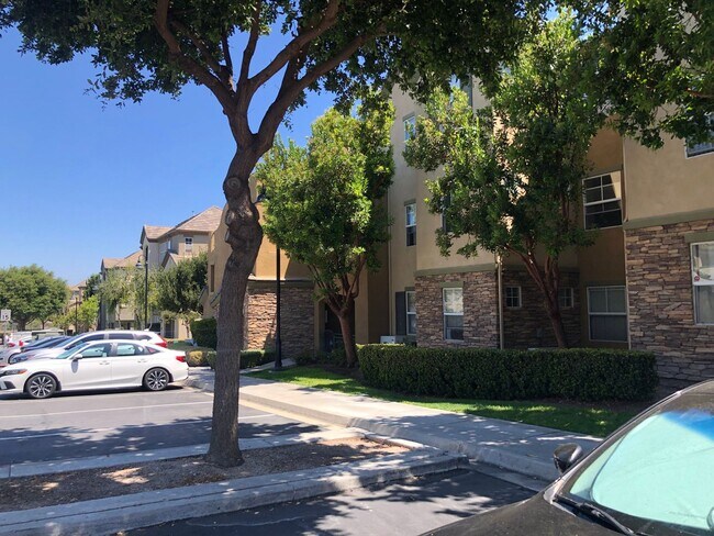 Building Photo - Great 2-bedroom 2 bath condo with A/C, 1 car garage and additional