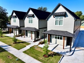 Building Photo - 3 Bed | 2 Bath Luxury Duplex | The Flats o...