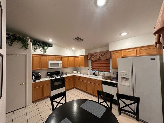 Building Photo - BEAUTIFUL 2 Bedroom 2 Bath Home