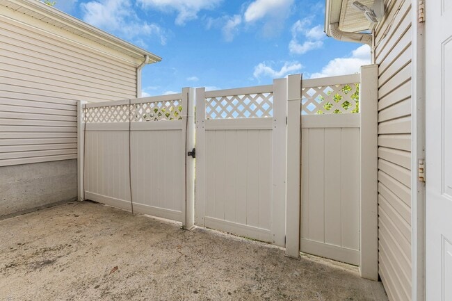 Building Photo - Townhome close to Brentwood and Antioch -A...