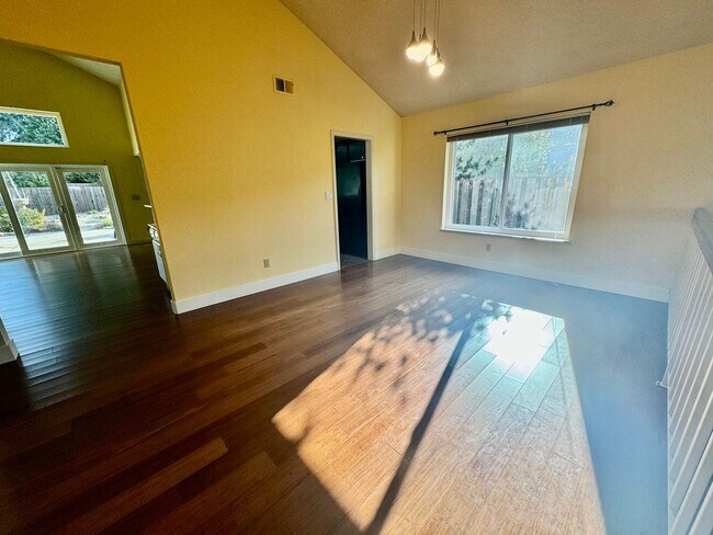 Building Photo - Spacious 4 Bed/2Ba Home in Richmond with Large Backyard!