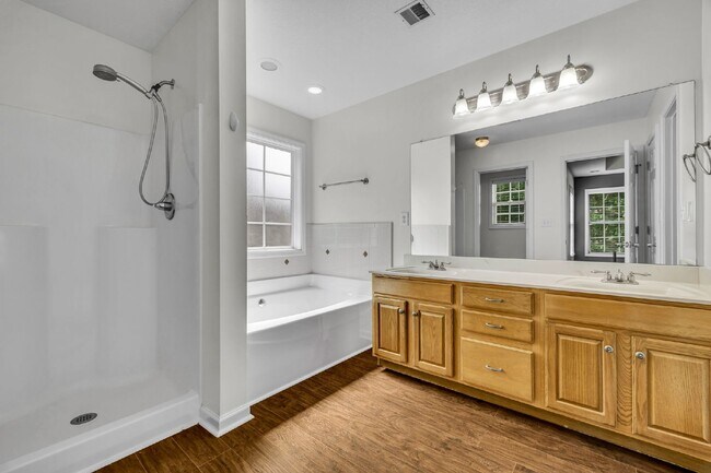 Building Photo - 2701 Hidden Ridge Ct