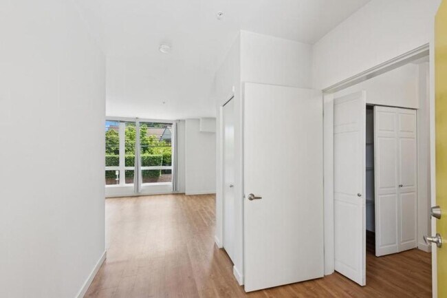Building Photo - 1 bedroom in Seattle WA 98102