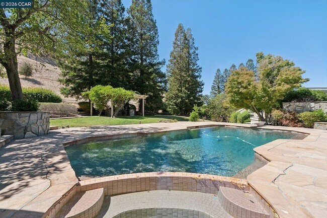 Building Photo - 660 La Casa Via