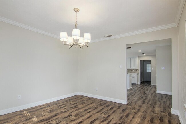 Building Photo - 2716 Pinecone Ln
