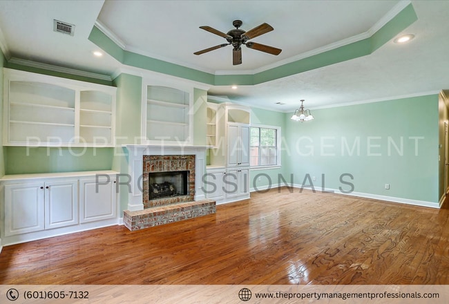 Building Photo - Cute, Comfortable and Convenient!