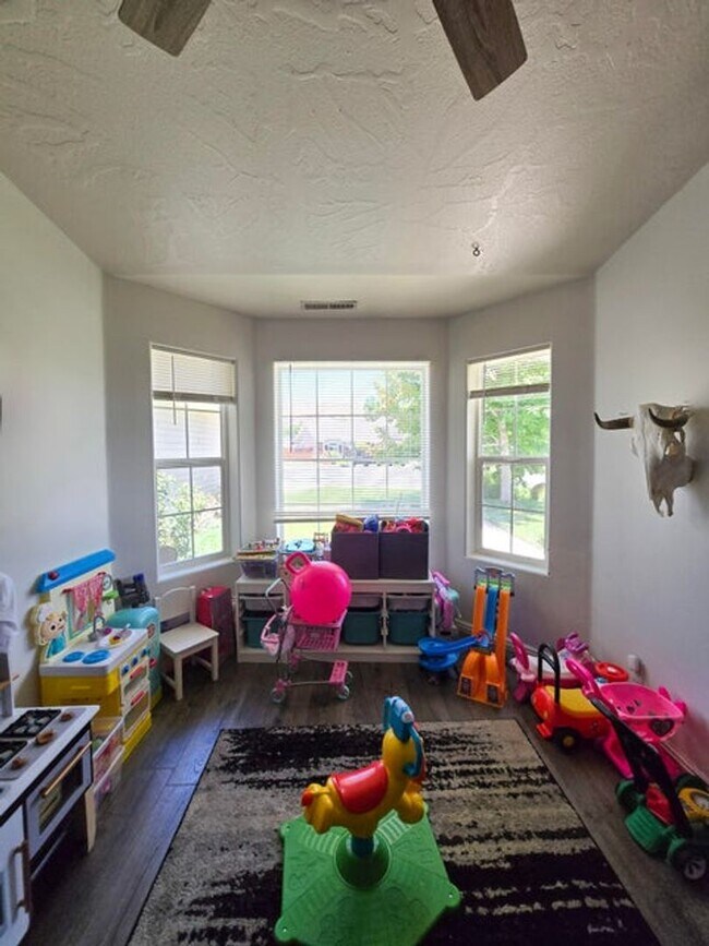 Building Photo - Charming 3 Bed, 2 Bath Home in Quiet Cul-d...