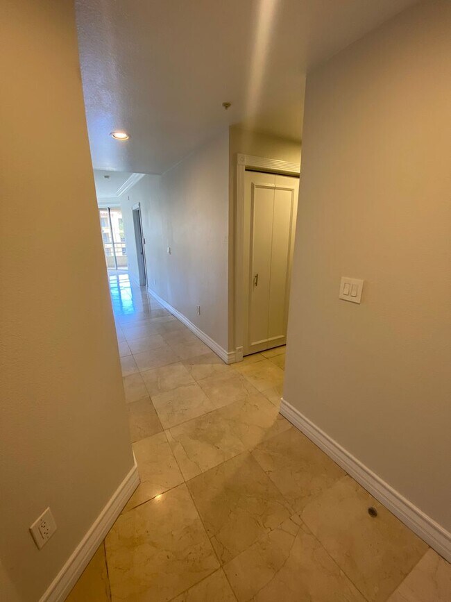 Building Photo - Remodeled 2 Bedroom Condo Just Off the Strip!