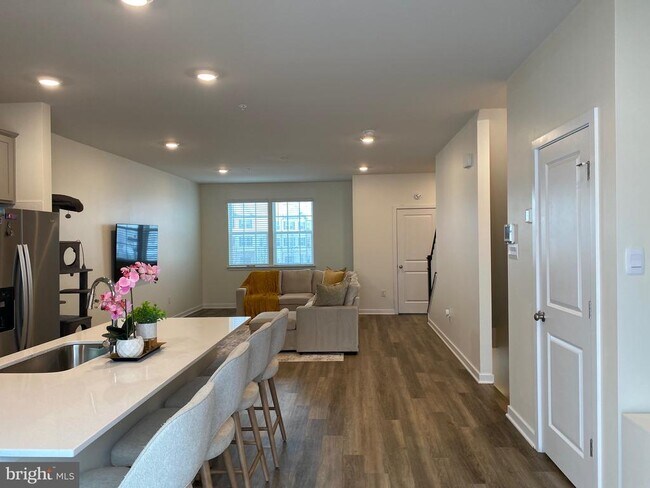 Building Photo - 7530 Daybreak Dr